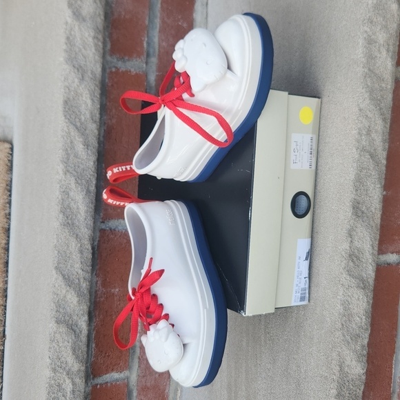 Mini Melissa hello kitty shoes👟 - Picture 4 of 7